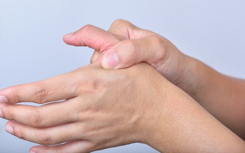 Nguyên nhân tê ngón tay cái – Những điều bạn chưa biết để phòng tránh và điều trị hiệu quả